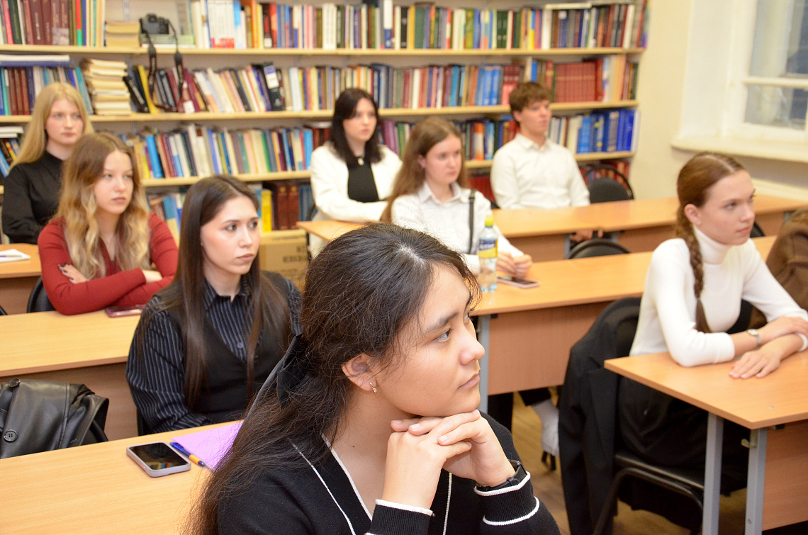 Первокурсники очно-заочной бакалавриата Юридического факультета получили заветные студенческие билеты