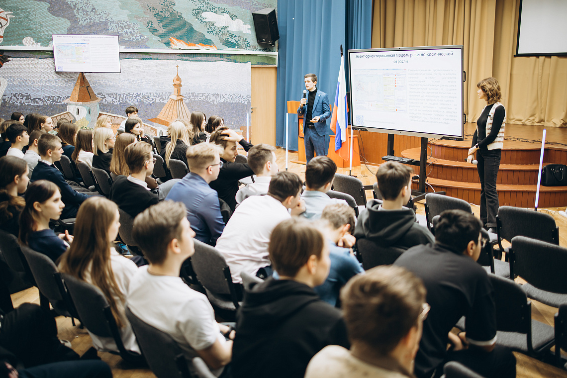 Масштабный авторский мастер-класс: Молодые ученые ЦЭМИ РАН и преподаватели ГАУГН вдохновляют школьников