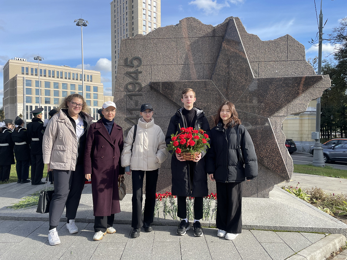 Студенты и сотрудники ГАУГН возложили цветы в День Московского народного ополчения 