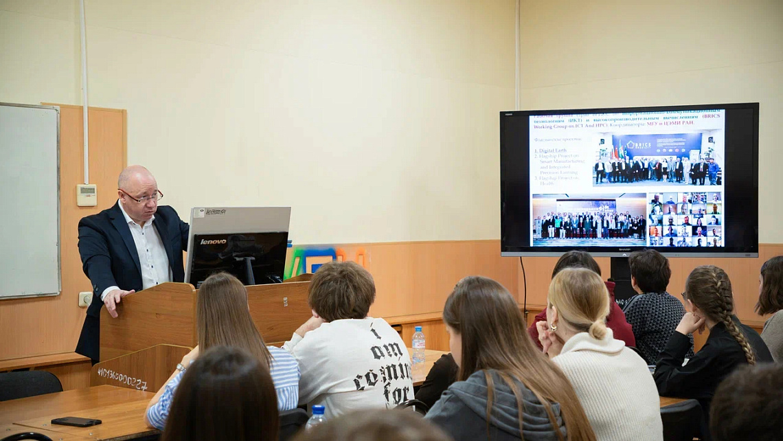 Из аудитории — в научную лабораторию: первокурсники на лекции в ЦЭМИ РАН