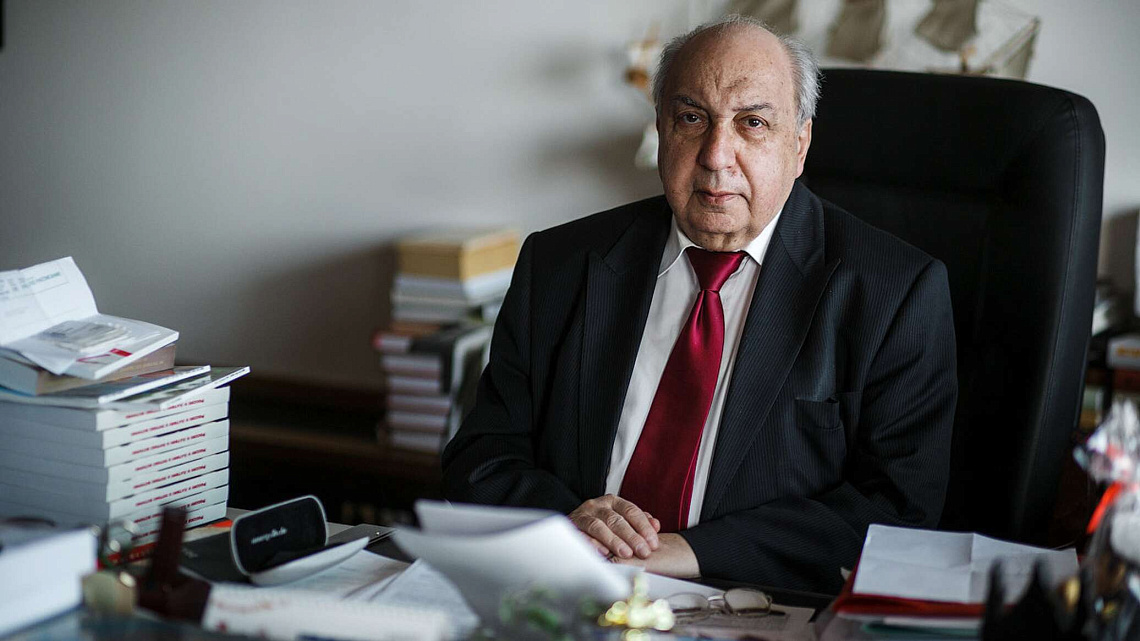 Президент России наградил Александра Чубарьяна Государственной премией