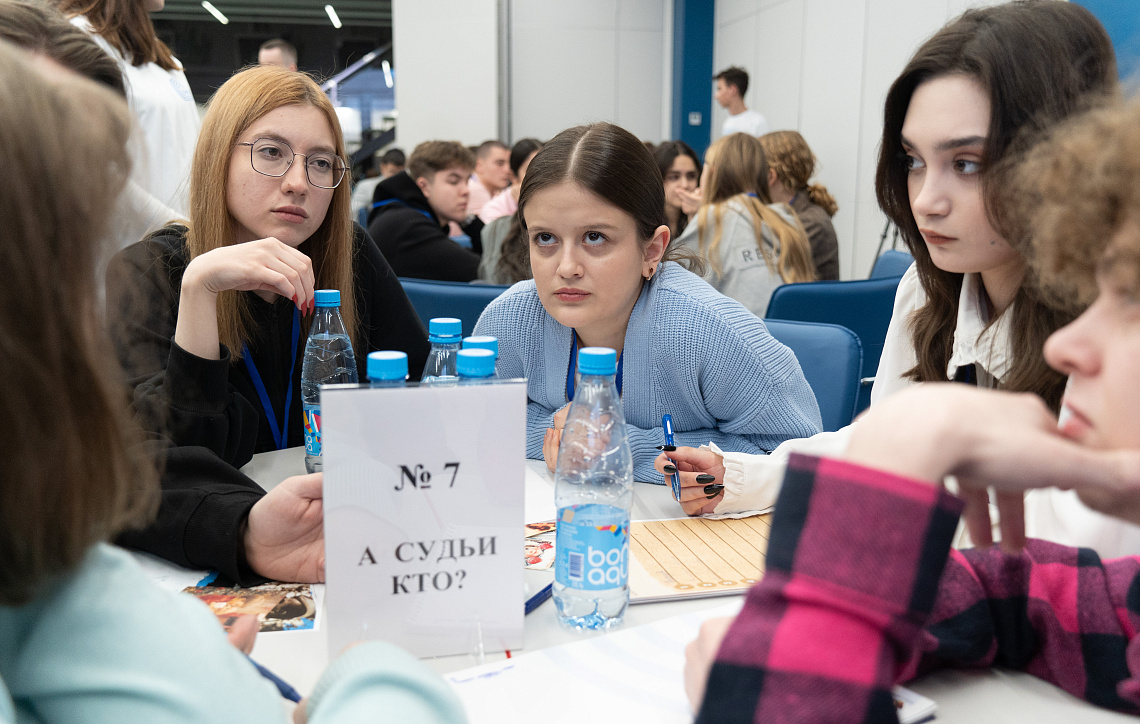 Студенты Юридического факультета приняли участие в межвузовской викторине РТУ МИРЭА «Сильна героями Россия»