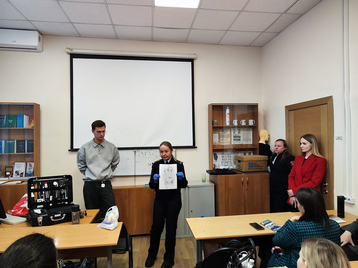 Представители УВД познакомили студентов Юридического факультета со службой в полиции и провели мастер-класс по дактилоскопии