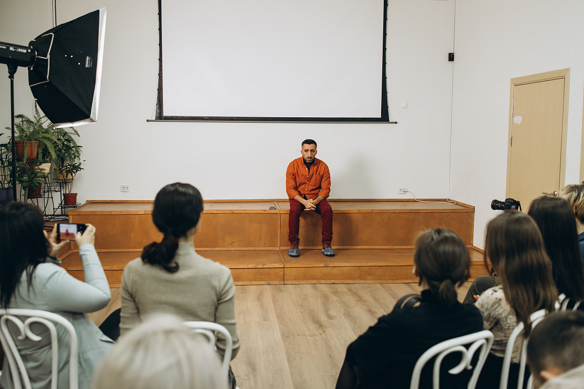 Тележурналист «Россия 24» Виталий Арутюнян рассказал студентам про секреты тележурналистики